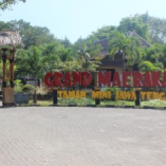 Tampak depan pintu masuk wista Grand Merakaca Semarang/Apridyta