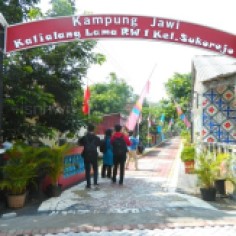 Gapura yang kini telah bersolek megah menyambut kedatangan pelancong yang ingin berlajar berbahasa dan budaya Jawa / Foto: Doc pribadi inshwn