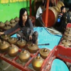 Sejak dini anak - anak Kalialang Lama dilatih bermain musik gemelan jawa / Foto: Doc Kampung Jawi