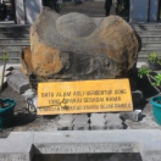 Batu Alam asli jika dilihat dari dekat yang berbentuk seperti gong. (18/6) Foto: Pungky Mutia.