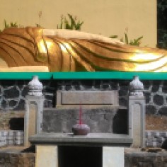 Patung posisi tidur sang Budha ketika meninggal dunia, yang dapat ditemui di area belakang Vihara. (18/6) Foto: Pungky Mutia.