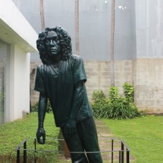 Patung manusia raksasa berwarna hijau yang tingginya kira-kira 3 meter ini sangat unik. Badan patung ini sengaja di buat condong ke kanan dengan tangan yang sedikit terayun. Saking unikya patung ini menjadi icon di Semarang Art Gallery / Photo by : Arga.